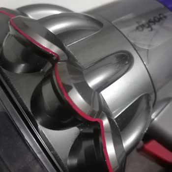 Dyson Dik Süpürgede Dış Toz Hazne Kaplamasında Soyulma