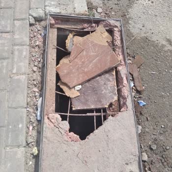 Gebze Belediyesi Kirik Rögar Kapağı Görevlilerin İlgisizliği