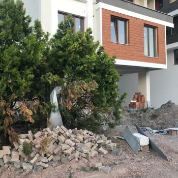 Balıkesir Büyükşehir Belediyesi Kaldırım Taşlarının Düzeltilmemesi