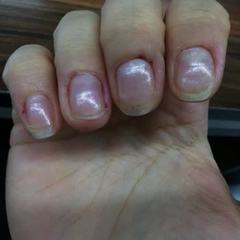 Uzm. Est. Buse Topçuoğlu Manikür Pedikür İşlemi