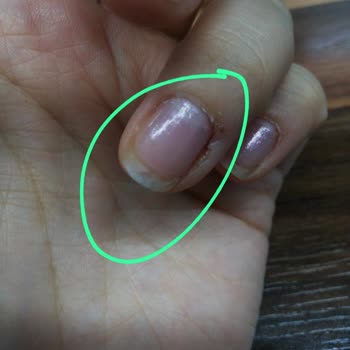 Uzm. Est. Buse Topçuoğlu Manikür Pedikür İşlemi