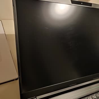 Monster Çukurambar Şubesinde Bakım Sonrası Ekranda Çizikler Oluştu