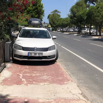 Alaçatı Belediyesi Bisiklet Ve Yaya Yolu İşgali Ve Bozukluğu