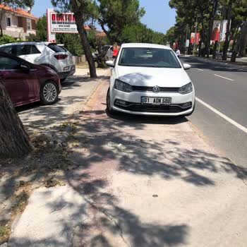 Alaçatı Belediyesi Bisiklet Ve Yaya Yolu İşgali Ve Bozukluğu