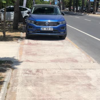 Alaçatı Belediyesi Bisiklet Ve Yaya Yolu İşgali Ve Bozukluğu