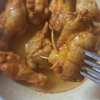 Erpiliç Soslu Tavuk Kanatında Tüyler