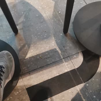 Tavuk Dünyası Cam Kırıkları Ve Sallanan Masa