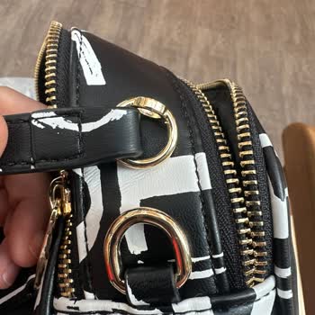 Versace Çantanın Sapı Koptu