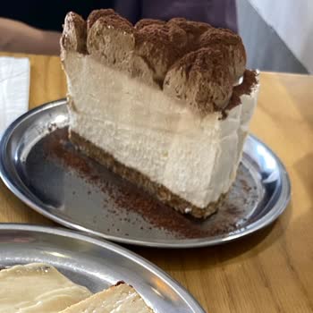 B. Blok Bakery Sıcak Sunulan Cheesecake