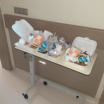 Kartal Dr. Lütfi Kırdar Şehir Hastanesi Hasta Odasında Yemek Atıkları Ve Çöpleri Toplanmadı!