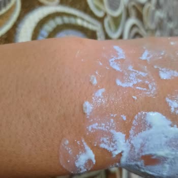 Gratis Celenes Güneş Kreminin İçinde Küçük Cam Parçaları Var