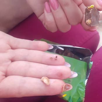 Şok Marketler Karmen Antep Fıstıklı Pardon Kabuklu Çikolata