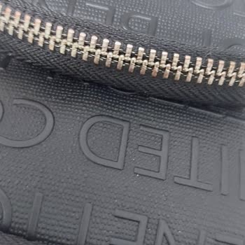 Benetton Çanta Fermuarda Renk Değişikliği Ve Amblemde Soyulma