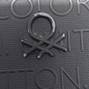 Benetton Çanta Fermuarda Renk Değişikliği Ve Amblemde Soyulma