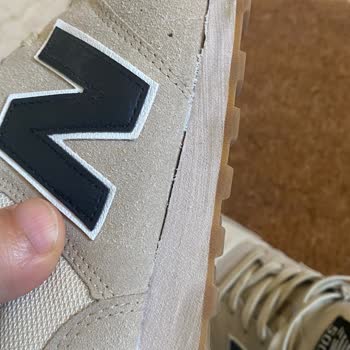 New Balance Ayakkabı Yandan Açıldı.