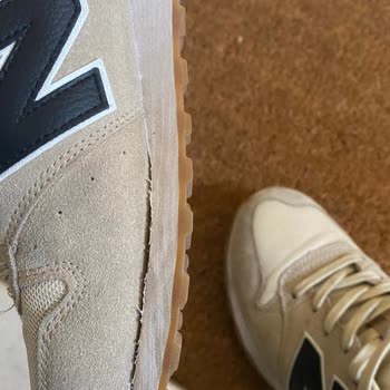 New Balance Ayakkabı Yandan Açıldı.