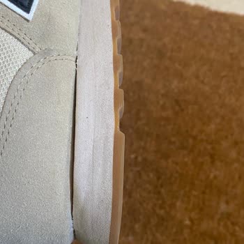 New Balance Ayakkabı Yandan Açıldı.