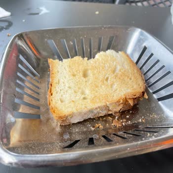 Köfteci Yusuf Küflü Ve Pamuklaşmış Ekmek