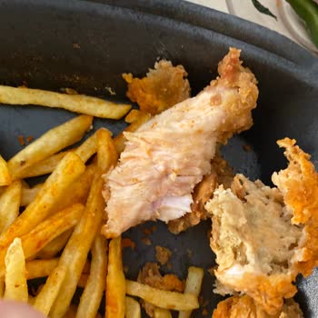 Cajun Corner Aldığım Menü Yarısı Harç Yarısı Tavuk Koymuşlar