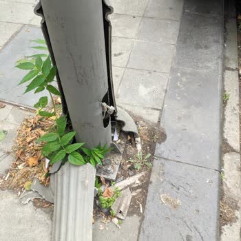 CK Boğaziçi Elektrik Sokak Direği Kabloları Dışarıda Boğaziçi Elektrik İlgilenmiyor.