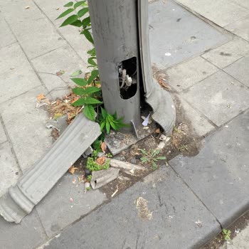 CK Boğaziçi Elektrik Sokak Direği Kabloları Dışarıda Boğaziçi Elektrik İlgilenmiyor.