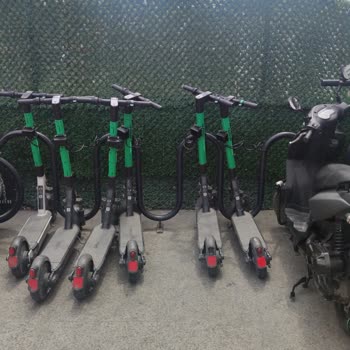 Martı Ücretsiz Bisiklet Park Alanı Scooter İşgali