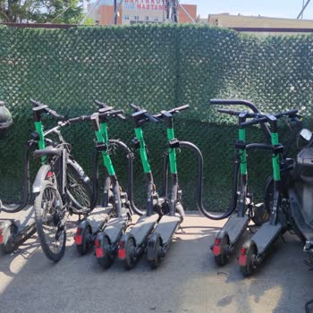 Martı Ücretsiz Bisiklet Park Alanı Scooter İşgali