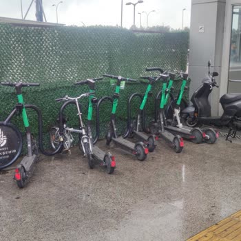 Martı Ücretsiz Bisiklet Park Alanı Scooter İşgali