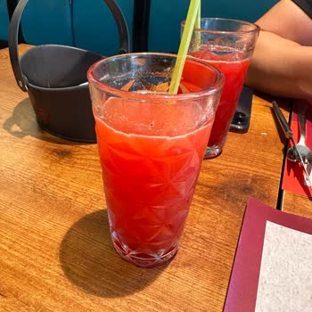 Tavuk Dünyası Menü Ve Servis Arasında Uçurum Fark