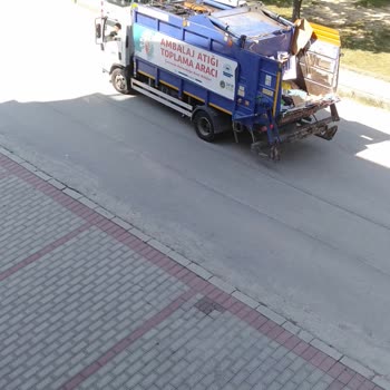 BİM'İn Karton Atıklarının Çevreye Saçılması