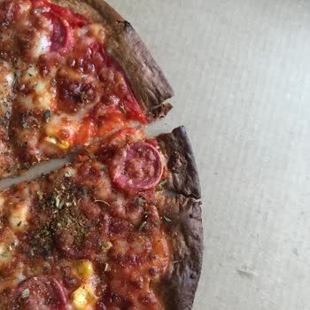 PizzaLazza Yanık Ve Salçalı Pizza