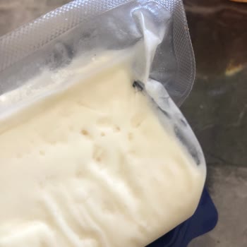 Tahsildaroğlu Ezine Peynirin Ambalajının İçerisinde Sinek Var