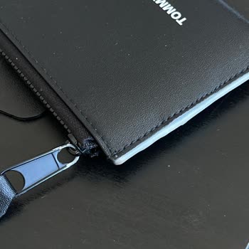 Tommy Hilfiger Wallet Discoloration, Zipper and Edges Worn Out