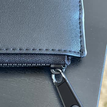 Tommy Hilfiger Wallet Discoloration, Zipper and Edges Worn Out