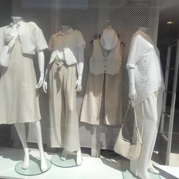 Ambar Tekstil Satmadığı Ürünü Vitrine Koyuyor