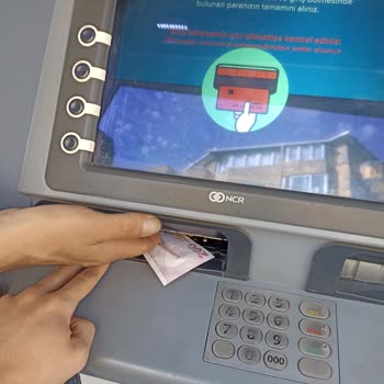 İş Bankası ATM Paramı Yuttu