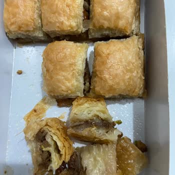 Cemil Baba Baklavaları Bayatlamış Baklava Ve Kadayıf