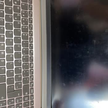 Lenovo Bilgisayar Lenovo IdeaPad1 Bilgisayar Ekranı Çerçevesindeki Yapışkanın Açılması