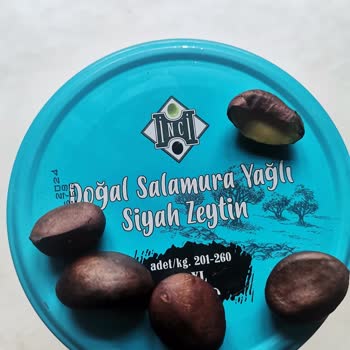 BİM İnci Mavi Kapaklı Siyah Zeytinin İçinden Yenidünya Çekirdeği Çıktı