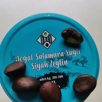 BİM İnci Mavi Kapaklı Siyah Zeytinin İçinden Yenidünya Çekirdeği Çıktı