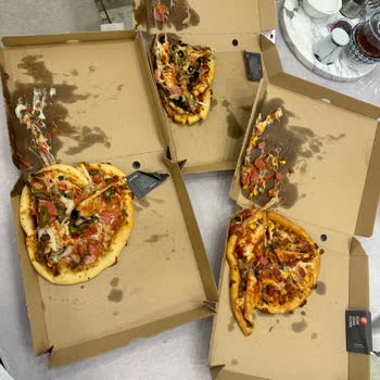 Pizza Hut Düşürdüğü Pizzayı Teslim Etti Karşıda Muhatap Yok