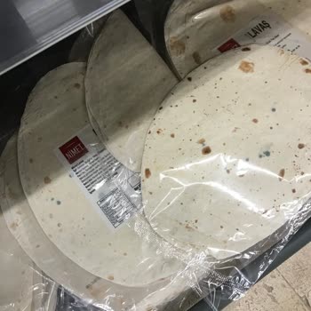 A101 Raftaki Küflü Yiyecek