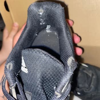 adidas Ayakkabının Çok Kısa Sürede Yırtılması