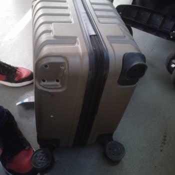 Anadolu Jet Valizimdeki Tekerlekler Kırıldı