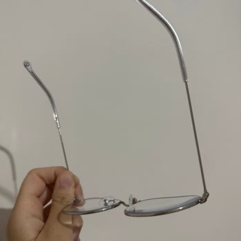 Atasun Optik Gözlük Çerçevesindeki Yamukluk!