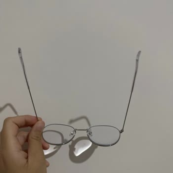 Atasun Optik Gözlük Çerçevesindeki Yamukluk!