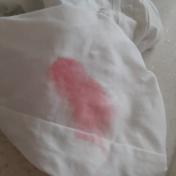 Domestos Beyaz Pantolonumu Pembe Yaptı