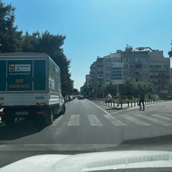 Zeytinburnu Belediyesi Yaya Geçidine Park Eden Belediye Aracı