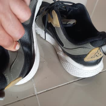 Kappa Tabanı Üst Kısımdan Ayrılmış Ayakkabıya Sorun Yok Diyor...