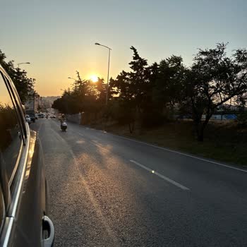 Silivri Belediyesi Merkez Yan Yoldaki Büyük Çukur Çok Tehlikeli